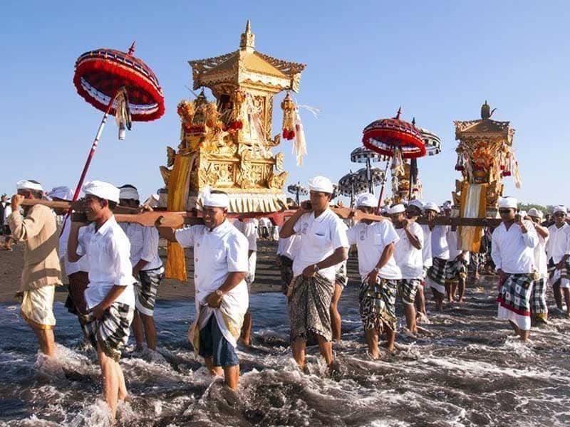 Rahasia Kecantikan Tersembunyi: Scrub Tradisional Bali dari Akar Wangi untuk Para Penari Sakral
